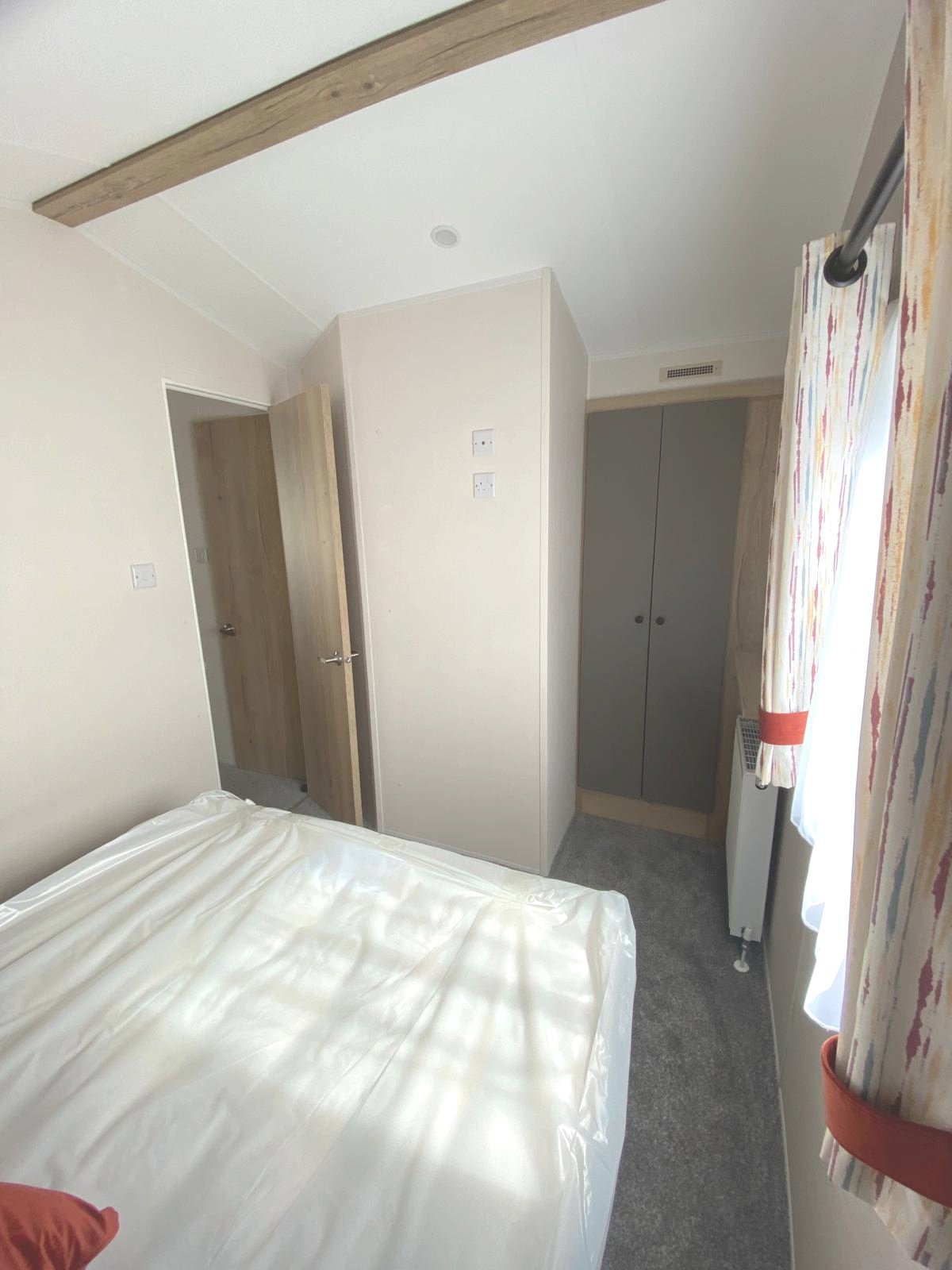 Double Room with Wardrobe and Central Heating
