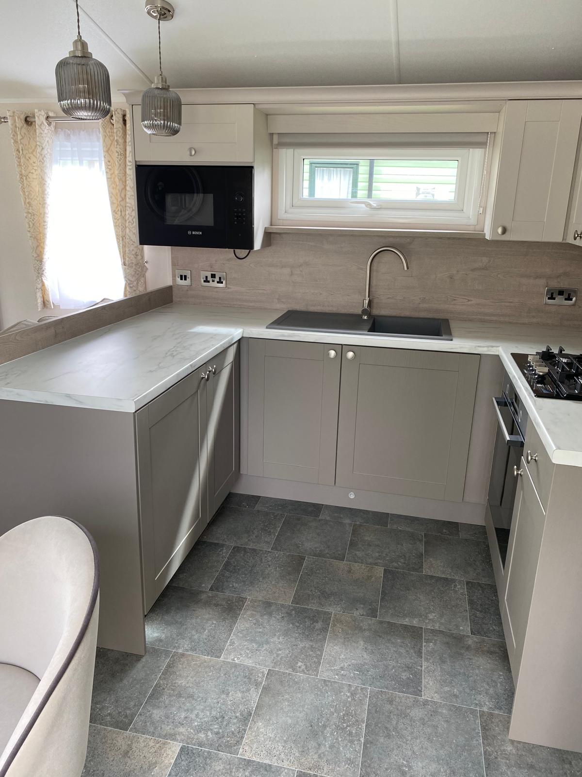 Integrated Kitchen with Fridge Freezer