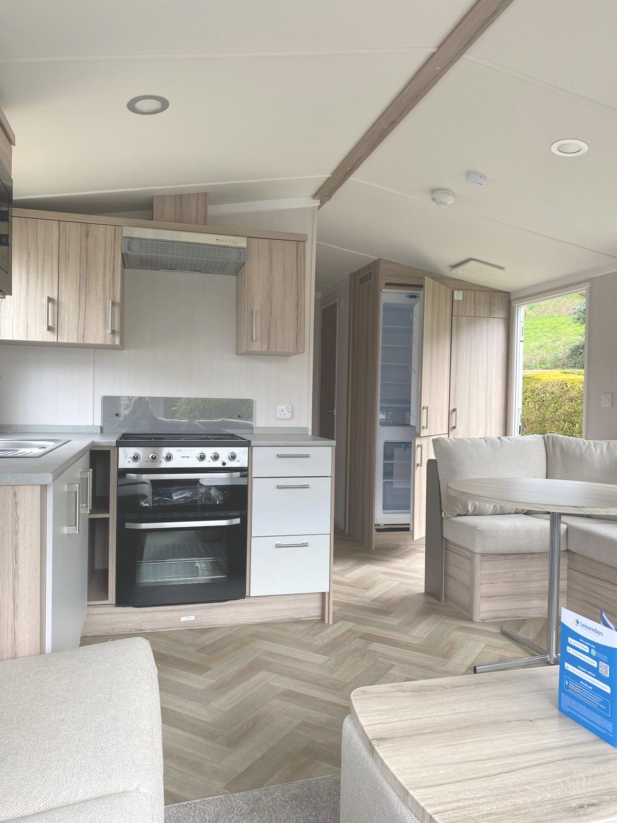 Integrated Kitchen with Fridge Freezer